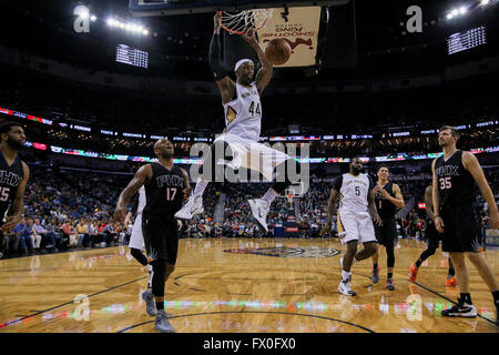 New Orleans, LA, USA. 9. April 2016. New Orleans Pelikane vorwärts Dante Cunningham (44) tunkt den Ball während einer NBA-Basketball-Spiel zwischen den Phoenix Suns und die New Orleans Pelikane im Smoothie King Center in New Orleans, Louisiana Stephen Lew/CSM/Alamy Live-Nachrichten Stockfoto