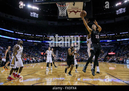 New Orleans, LA, USA. 9. April 2016. Phoenix Suns guard John Jenkins (23) Laufwerke in den Warenkorb bei einer NBA-Basketball-Spiel zwischen den Phoenix Suns und die New Orleans Pelikane im Smoothie King Center in New Orleans, Louisiana Stephen Lew/CSM/Alamy Live-Nachrichten Stockfoto