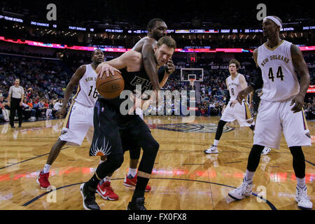 New Orleans, LA, USA. 9. April 2016. Phoenix Suns vorwärts Jon Leuer (30) ist bei einer NBA-Basketball-Spiel zwischen den Phoenix Suns und die New Orleans Pelikane im Smoothie King Center in New Orleans, Louisiana unter dem Korb gefoult. Stephen Lew/CSM/Alamy Live-Nachrichten Stockfoto