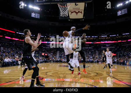 New Orleans, LA, USA. 9. April 2016. Phoenix Suns Guard Archie Goodwin (20) geht der Ball bei einem NBA-Basketball-Spiel zwischen den Phoenix Suns und die New Orleans Pelikane im Smoothie King Center in New Orleans, Louisiana Stephen Lew/CSM/Alamy Live-Nachrichten Stockfoto