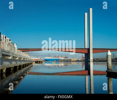 Ein Foto von Cargo Schiff im Dock in der Nähe von Bolte Bridge, Docklands, Melbourne, Australien. Stockfoto