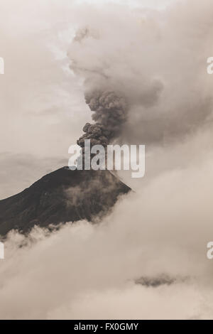 Vulkan Tungurahua umgeben Wolken voller Asche und Rauch, Februar 2016 gewaltigen Eruption, Südamerika Stockfoto
