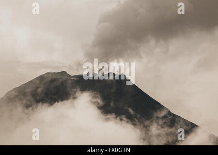 Vulkan Tungurahua einer der aktivsten Vulkane aus Südamerika gesehen von Banos De Agua Santa, Februar 2016 Eruption Stockfoto