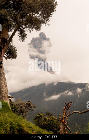 Nahaufnahme der Vulkan Tungurahua mächtige Sonnenuntergang Explosion am März 2016, Blick vom Casa Del Arbol, Baumhaus, Ecuador Stockfoto