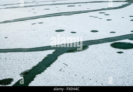Abstrakt geknackt Fluss Eisschmelze, teilweise mit Schnee bedeckt. Stockfoto