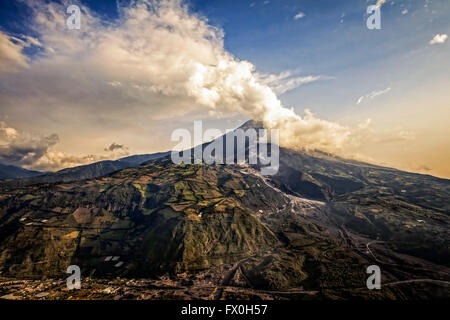 Vulkan Tungurahua, intensive strombolianische Aktivität bei Sonnenuntergang, Aerial View, Februar 2016, Ecuador, Südamerika Stockfoto