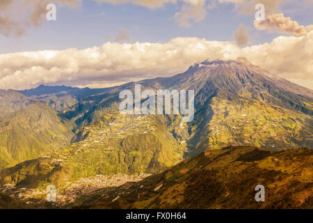 Rauch steigt vom Vulkan Tungurahua, Februar 2016, mächtige Explosion, Aerial View, Ecuador, Südamerika Stockfoto