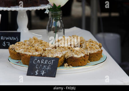 Karotte-Kuchen an einem Marktstand in Sydney Stockfoto