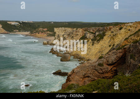 Die Klippen von Zavial an der Algarve in Portugal zeigen alte Veränderungen im Meeresspiegel und Klima verursacht verschiedene farbige Einlagen Stockfoto