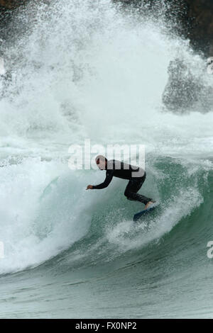 Surfen am Praia da Ingrina Stockfoto