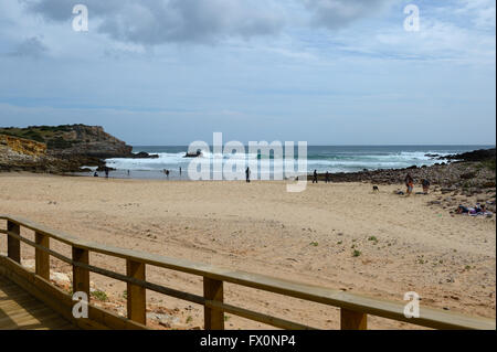 Die geschützten Surf-Strand am Praia da Ingrina, Algarve, Portugal Stockfoto