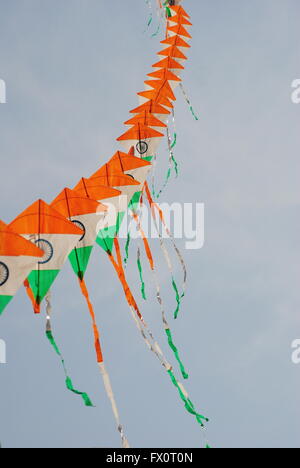 eine helle und farbenfrohe indische Flagge geformt Drachensteigen während des Kite Flying Festivals in Neu-Delhi, Indien Stockfoto