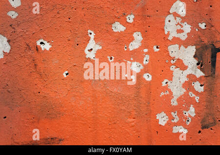 Orange Schwarz weiß lackiert chappy Wand Textur Hintergrund. Stockfoto