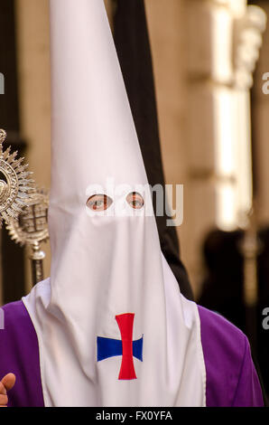 Mit Kapuze Büßer während der Semana Santa Prozessionen Cadiz Stadt 2016 Stockfoto