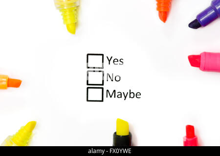 Fragebogenantworten und acht bunte Markierungen um. Stockfoto