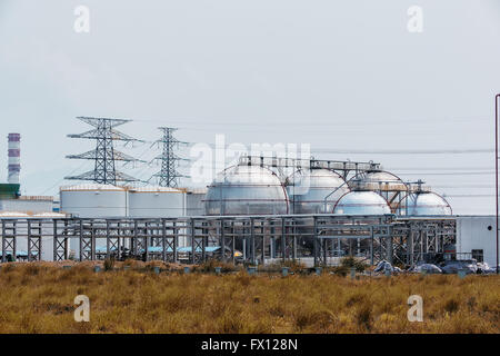 große industrielle Öltanks in einer Raffinerie Stockfoto