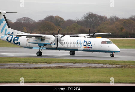 Flybe Bombardier Dash 8 Q400 Mittelstrecken-zweimotorige Passagierflugzeug (G-KKEV) des Rollens auf Manchester International Airport. Stockfoto