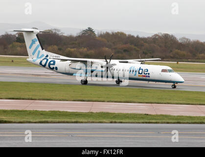 Flybe Bombardier Dash 8 Q400 Mittelstrecken-zweimotorige Passagierflugzeug (G-KKEV) des Rollens auf Manchester International Airport. Stockfoto