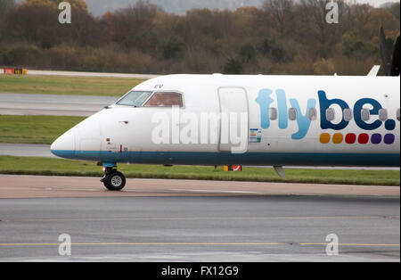 Flybe Bombardier Dash 8 Q400 Mittelstrecken-zweimotorige Passagierflugzeug (G-KKEV) des Rollens auf Manchester International Airport. Stockfoto