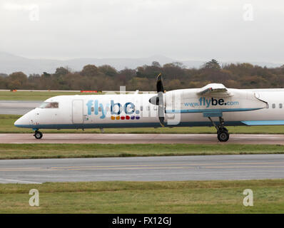 Flybe Bombardier Dash 8 Q400 Mittelstrecken-zweimotorige Passagierflugzeug (G-KKEV) des Rollens auf Manchester International Airport. Stockfoto