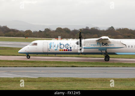 Flybe Bombardier Dash 8 Q400 Mittelstrecken-zweimotorige Passagierflugzeug (G-KKEV) des Rollens auf Manchester International Airport. Stockfoto