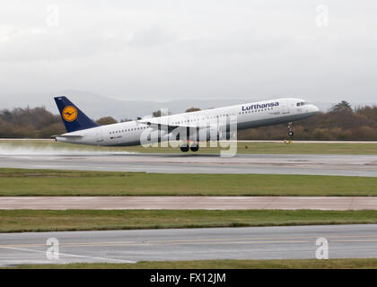 Lufthansa Airbus A321 schmalem Rumpf Passagier Flugzeug (D-AIRO) ausziehen aus Manchester International Airport Start-und Landebahn. Stockfoto