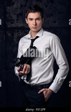 Porträt von Freelancer-Berufsfotografen auf schwarz Stockfoto