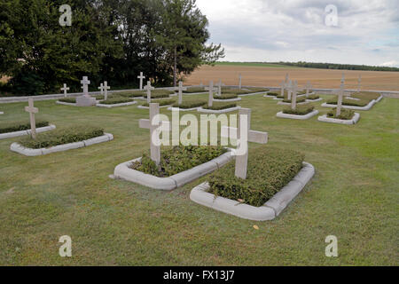 Gesamtansicht über den Gräbern auf dem Souain l ' Opera Französisch Nationalfriedhof in Frankreich. Stockfoto