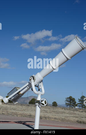 Weiße große Teleskop am outdoor für Himmelsobservatorium Stockfoto