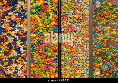 Taipeh, Taiwan - 4. Januar 2015: Taiwanesische bunte Süßigkeiten in Kisten zum Verkauf. Stockfoto