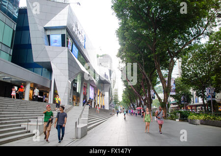 Singapur, April 4-2016 unbekanntes Touristen in Orchard Road Geschäfts- und Einkaufszentrum Straße Sehenswürdigkeit in Singapur Si Stockfoto