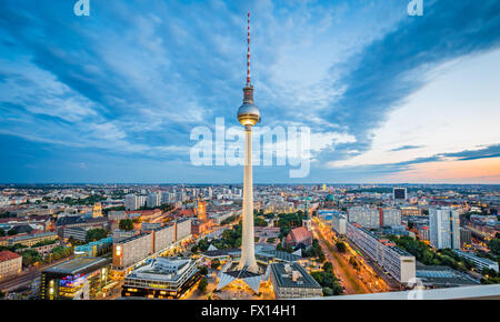 Berliner Skyline mit berühmten Fernsehturm am Alexanderplatz in der Dämmerung in der Abenddämmerung, Deutschland Stockfoto