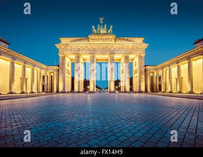 Klassische Ansicht des Brandenburger Tor im Zwielicht, Berlin, Deutschland