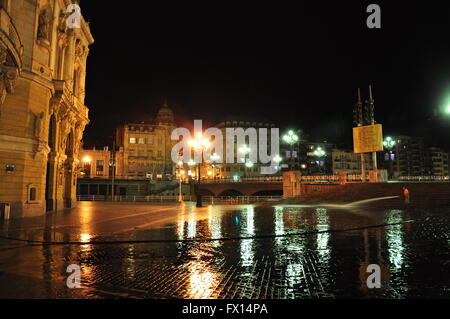 Eine Nacht in Bilbao nach Regen Stockfoto