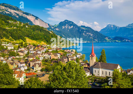 Historische Stadt von Weggis am nördlichen Ufer des Vierwaldstättersees im schönen Abendlicht bei Sonnenuntergang, Schweiz Stockfoto