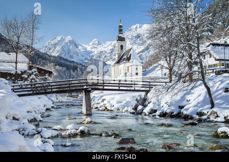 Klassische Ansicht der berühmten Kirche von Ramsau im Winter, Berchtesgadener Land, Bayern, Deutschland Stockfoto