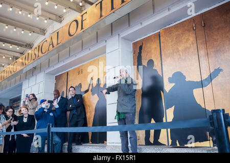 Lin-Manuel Miranda Adressen Theaterliebhaber vor Richard Rodgers Theatre am Times Square in New York auf Mittwoch, 6. April 2016 vor der #Ham4Ham-Lotterie für die Sitze für den Broadway-Blockbuster "Hamilton". Die $10 live Lotterie erfolgt vor dem Theater für die Mittwoch-Matinee-Performance, während für den Rest der Woche Aufführungen im Lotto online ist. (© Richard B. Levine) Stockfoto