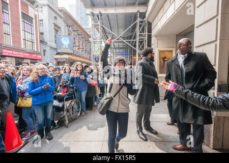 Ein Gewinner kommt nach vorn im Richard Rodgers Theatre am Times Square in New York auf Mittwoch, 6. April 2016 nach ihren Namen für Tickets in der #Ham4Ham-Lotterie für die Sitze für den Broadway-Blockbuster "Hamilton" genannt wird. Die $10 live Lotterie erfolgt vor dem Theater für die Mittwoch-Matinee-Performance, während für den Rest der Woche Aufführungen im Lotto online ist. (© Richard B. Levine) Stockfoto