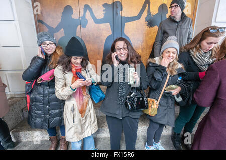 Gewinner Line-up mit ihrem Geld im Richard Rodgers Theatre am Times Square in New York am Mittwoch, 6. April 2016 nach ihren Namen für Tickets in der #Ham4Ham-Lotterie für die Sitze für den Broadway-Blockbuster "Hamilton" genannt werden. Die $10 live Lotterie erfolgt vor dem Theater für die Mittwoch-Matinee-Performance, während für den Rest der Woche Aufführungen im Lotto online ist. (© Richard B. Levine) Stockfoto