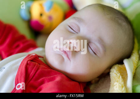 Ruhig schlafenden Baby am Mittag Stockfoto