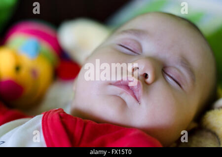 Ruhig schlafenden Baby am Mittag Stockfoto