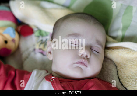 Ruhig schlafenden Baby am Mittag Stockfoto