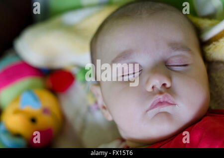 Ruhig schlafenden Baby am Mittag Stockfoto