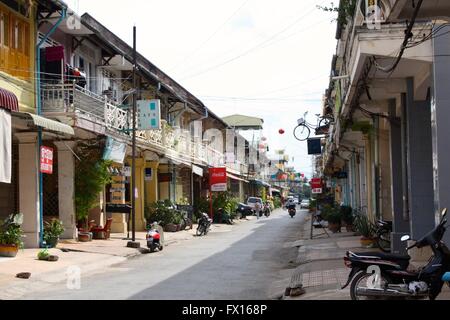 Eine Straße von chinesischen Stil Geschäftshäusern in Battambang, Kambodscha. Stockfoto