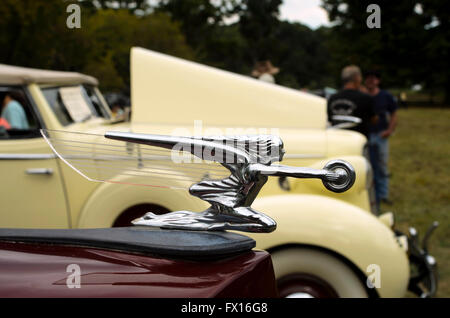 Kühlerfigur auf Oldtimer Stockfoto