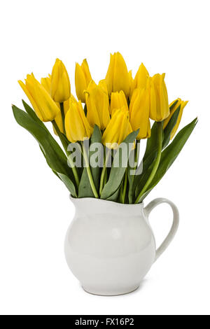 Bouquet von gelben Tulpen in Vase, isoliert auf weißem Hintergrund Stockfoto