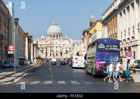 Rom, Italien - 8. August 2015: Streetview der Via della Conciliazione mit Verkehrsmitteln und zu Fuß. Den Petersdom Stockfoto