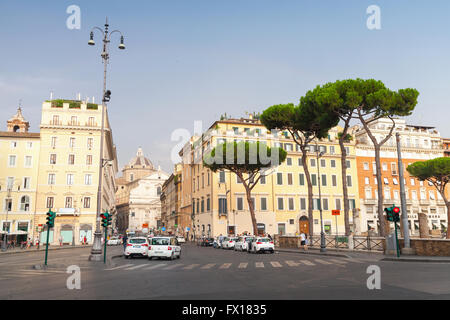 Rom, Italien - 8. August 2015: Largo di Torre Argentina, Platz in Rom. Straßenansicht mit einfachen Menschen und Autos Stockfoto