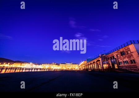 Die Lichter der Stadt Triest, Nachdenken über das Meer Stockfoto