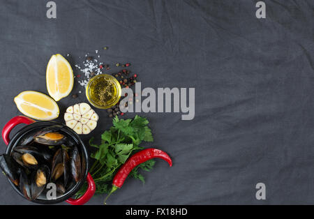 Auflauf mit Muscheln, Zitronen, Paprika und Gewürzen Stockfoto